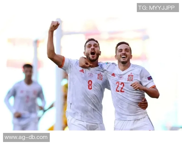 约基奇身着西装热情指导替补席皮克特频频点头展现默契配合