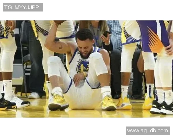 库里股四头肌受伤赛后痛苦一瘸一拐离场引发球迷担忧