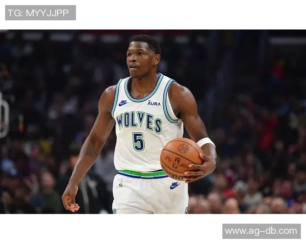 爱德华兹首节表现出色7投5中斩获12分并贡献1次抢断